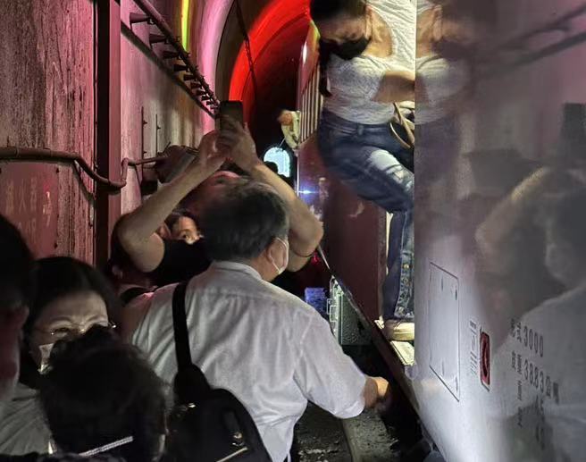 WG匯遊會娛樂：台灣一列車遭落石砸中脫軌，傷亡不明