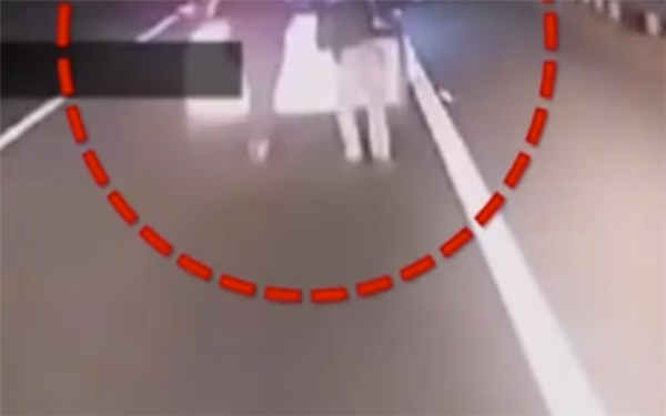 線上賭場：網約車跑高速沒電拋錨司機邀乘客推車 網友怒斥拿人命儅兒戯！